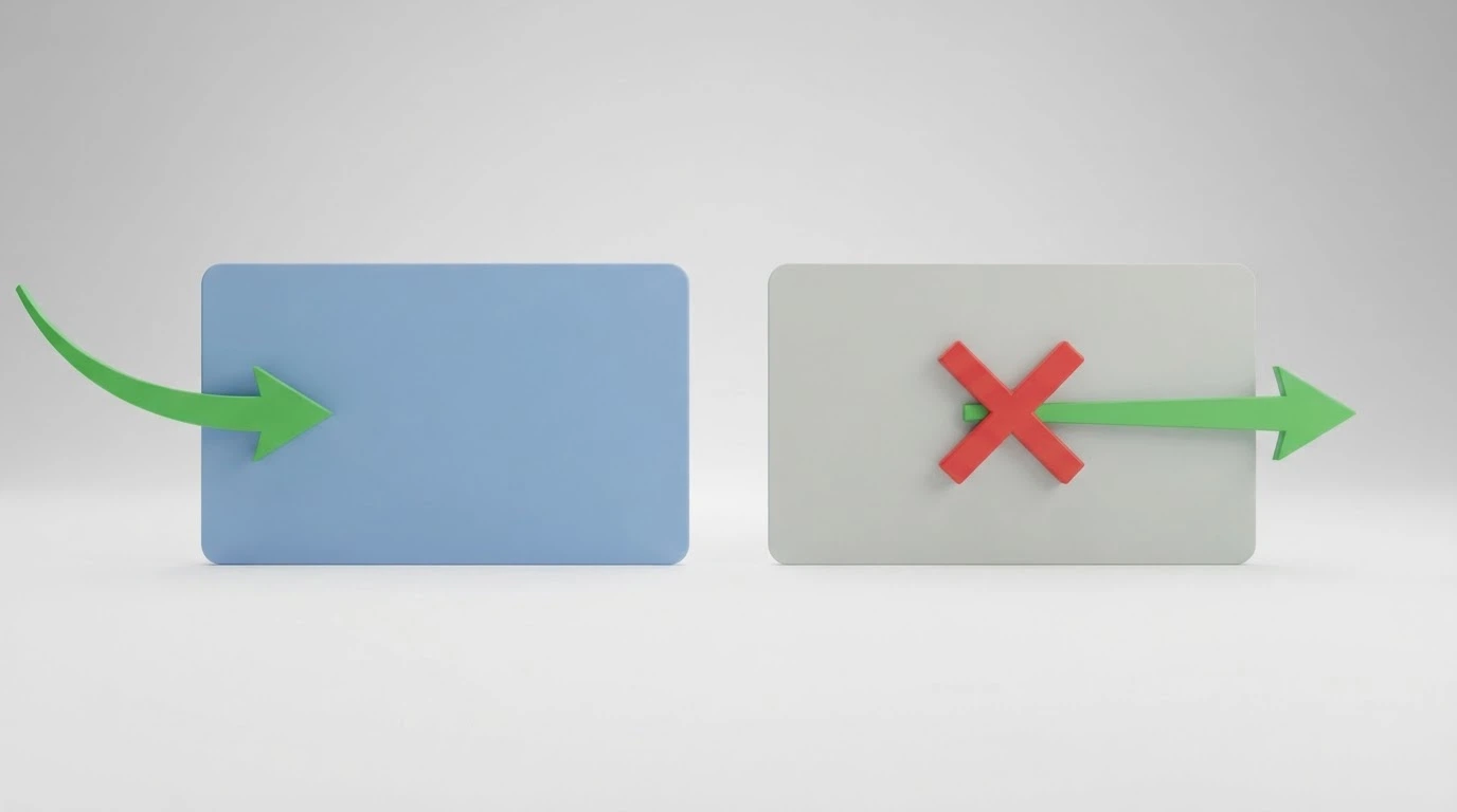 Due carte Postepay affiancate — una Standard e una Evolution — con una freccia verde in entrata e una rossa bloccata in uscita